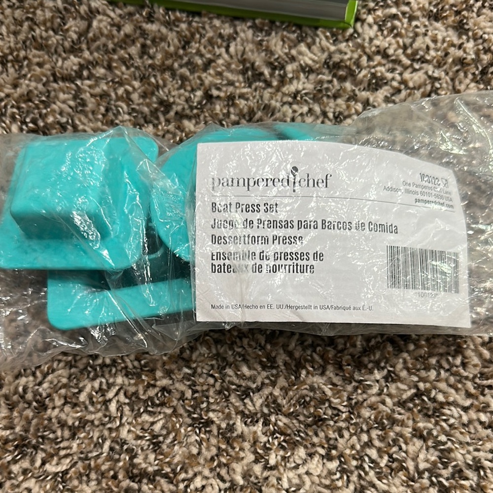 Pampered Chef Teal Boat Press Set